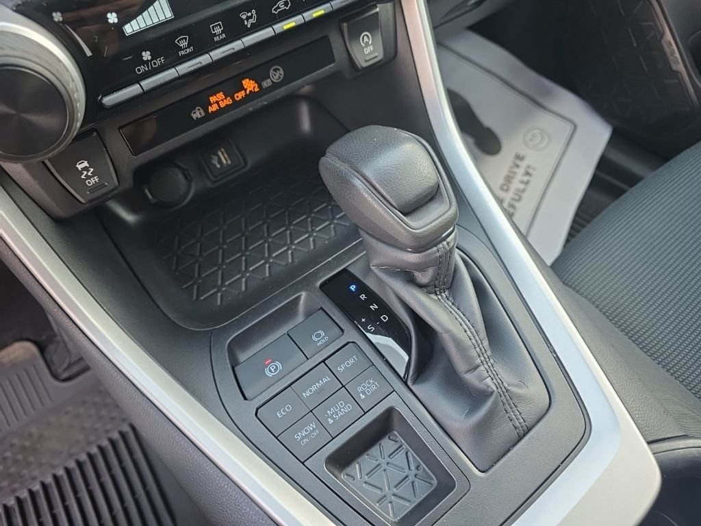 Used 2025 White Toyota LE image 21