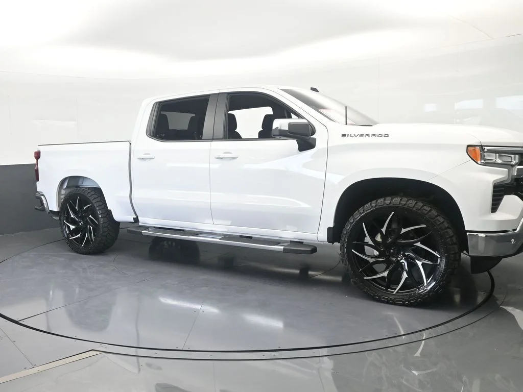 Used 2026 Summit White Chevrolet LT image 7