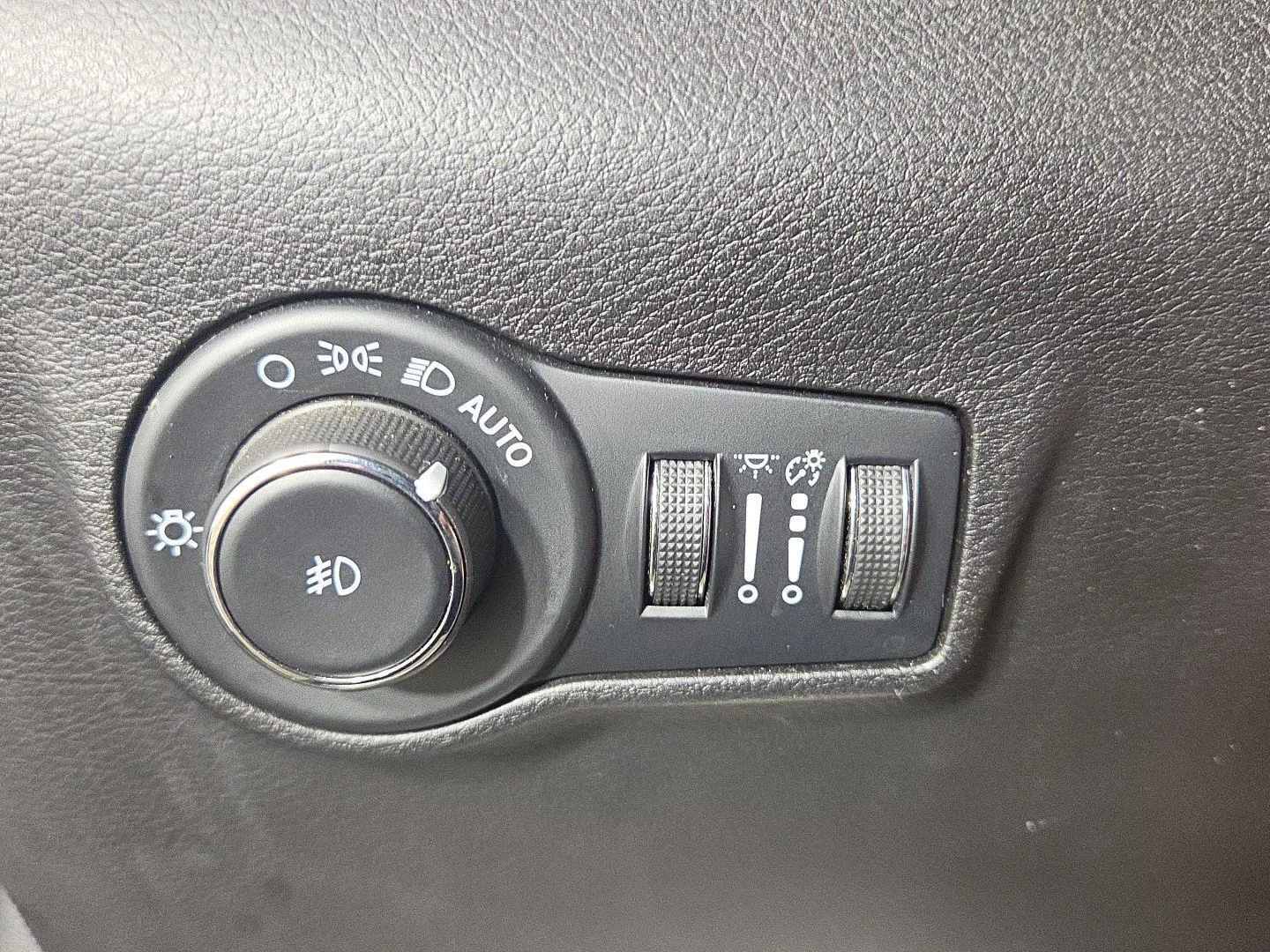 Used 2023 Diamond Black Crystal Pearlcoat Jeep Latitude image 22