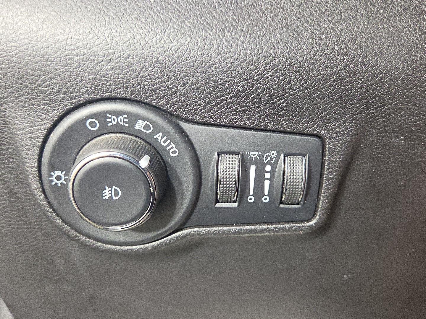 Used 2023 Diamond Black Crystal Pearlcoat Jeep Latitude image 22