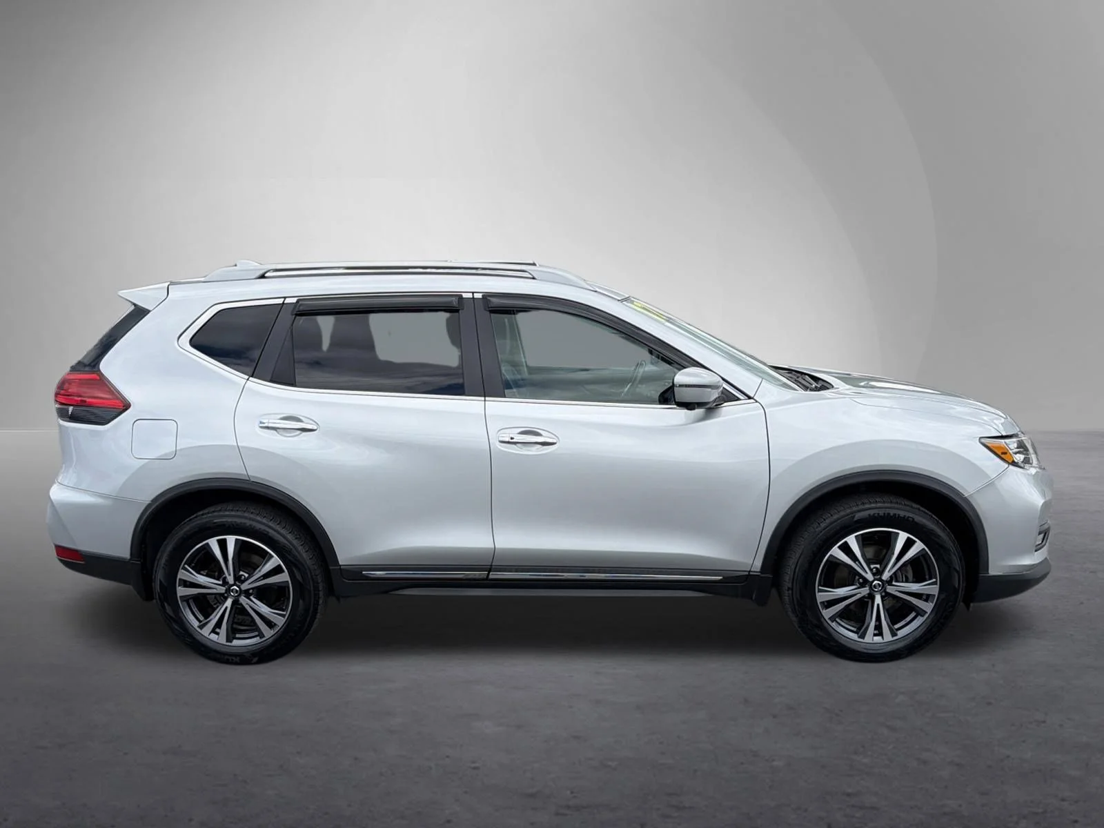 Used 2017 Brilliant Silver Nissan SL image 2