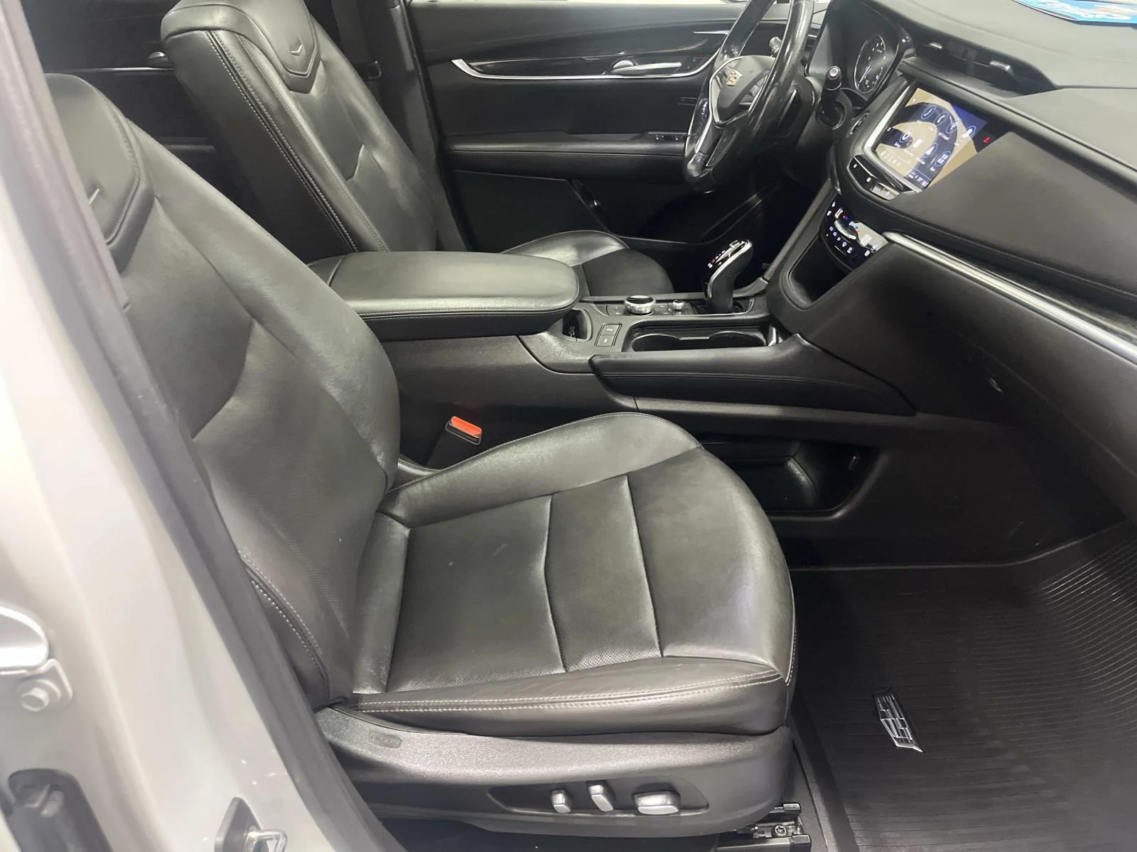 Used 2021 CRYSTAL WHITE TRICOAT Cadillac FWD Premium Luxury image 29