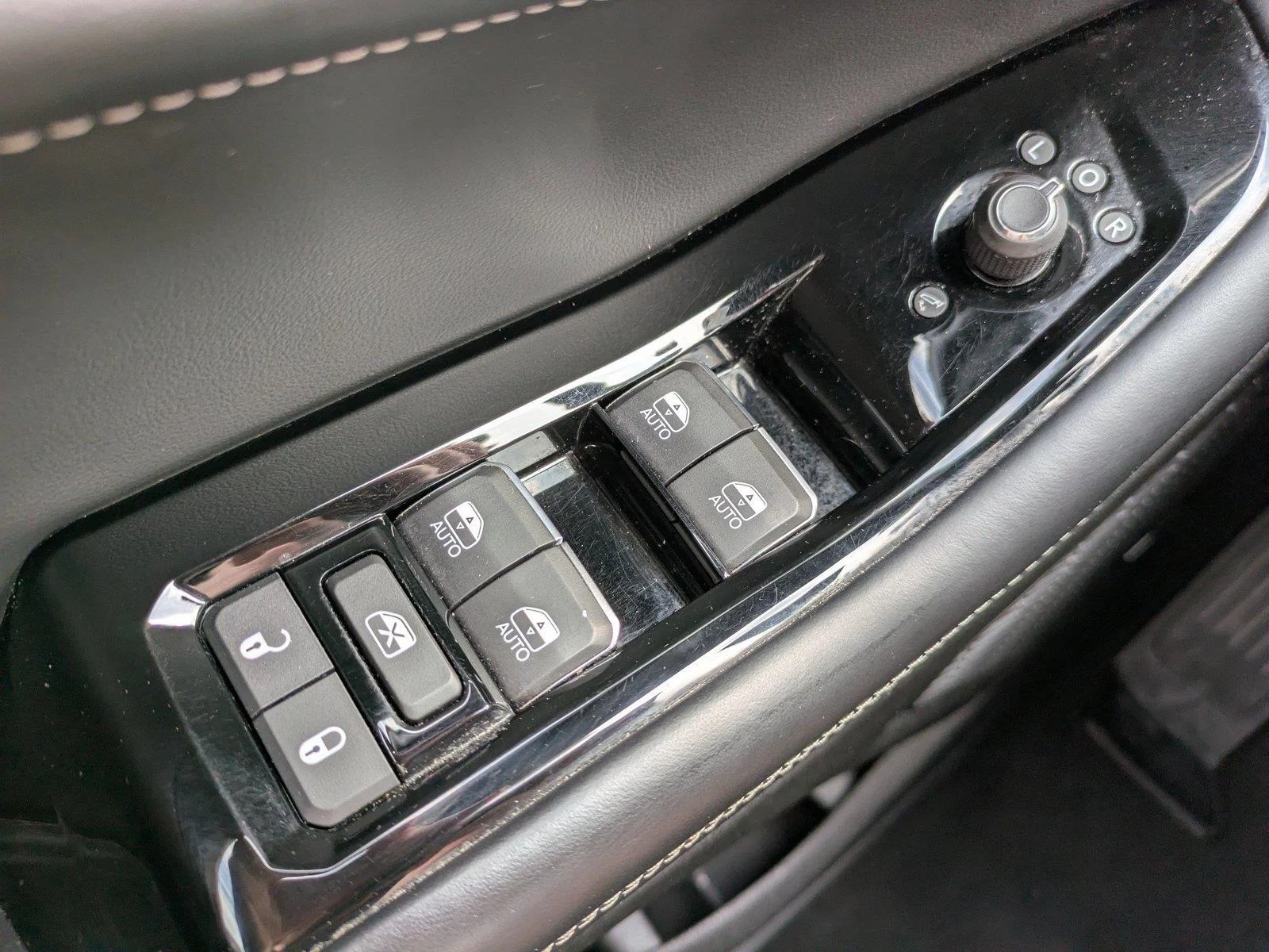 Used 2023 Diamond Black Crystal Pearlcoat Jeep Overland image 25
