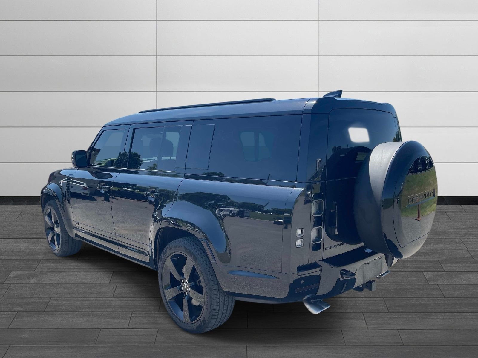 Used 2025 Santorini Black Metallic Land Rover V8 image 5