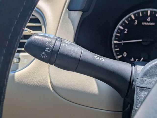 Used 2019 White INFINITI LUXE image 29