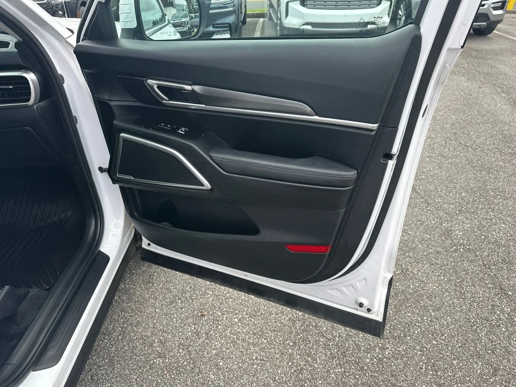 Used 2023 White Kia S image 14