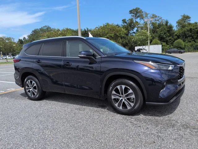 Used 2022  Toyota XLE image 2