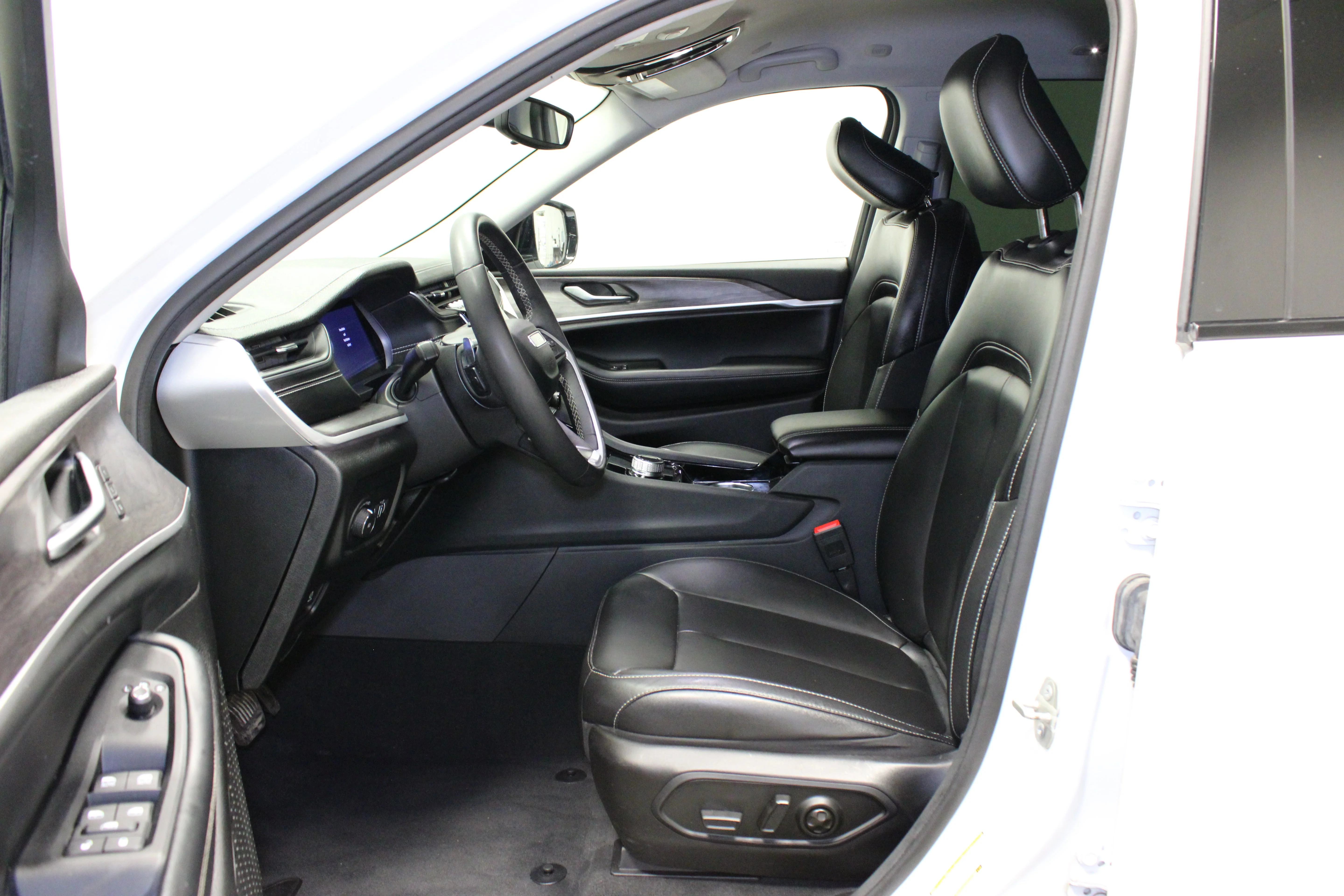 Used 2023 Bright White Clearcoat Jeep Limited image 17