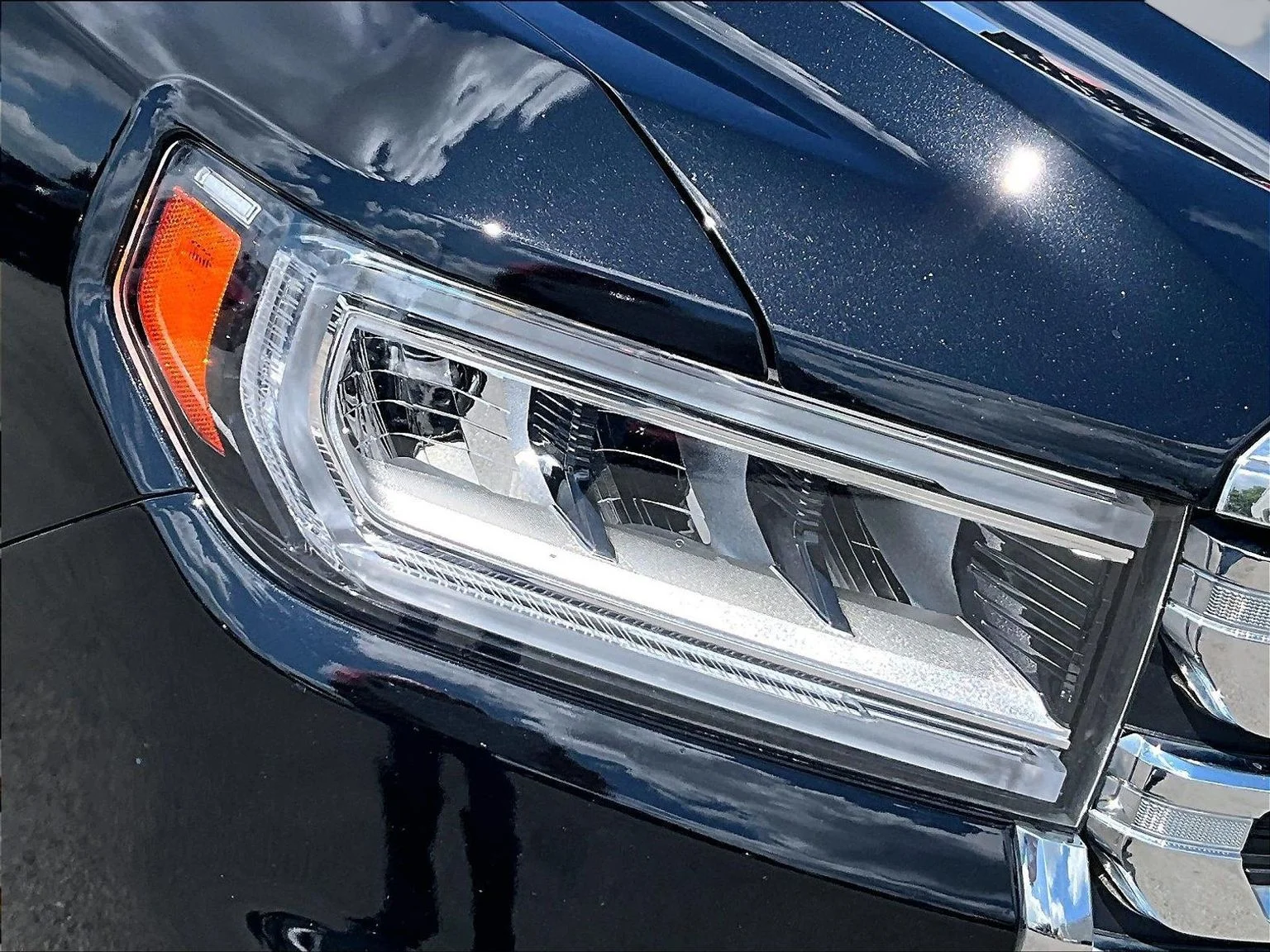 Used 2022 Black GMC SLE image 31