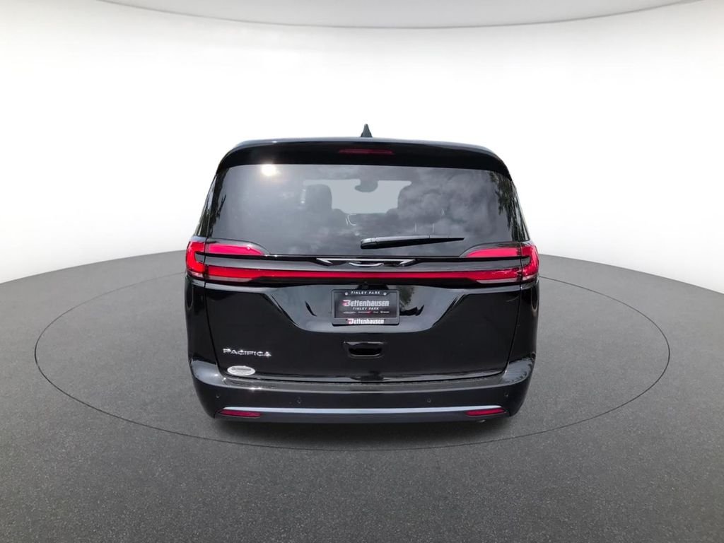 New 2027 Diamond Black Crystal Pearl-Coat Exterior Paint Chrysler Select image 9