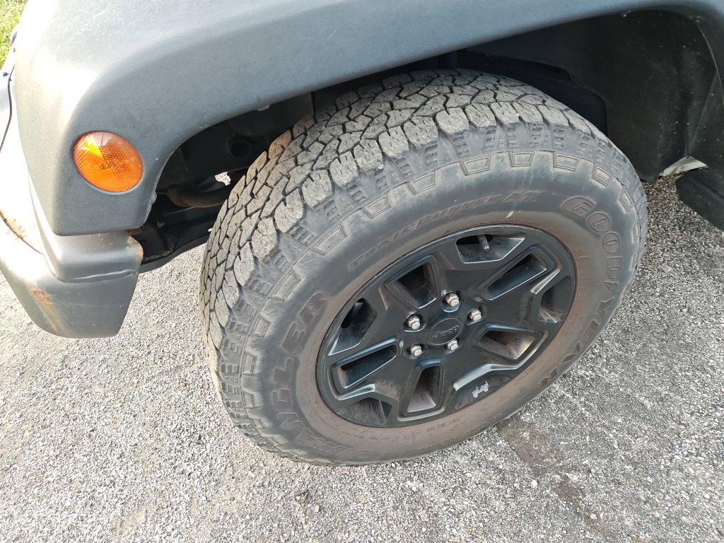 Used 2013 White Jeep Sahara image 2