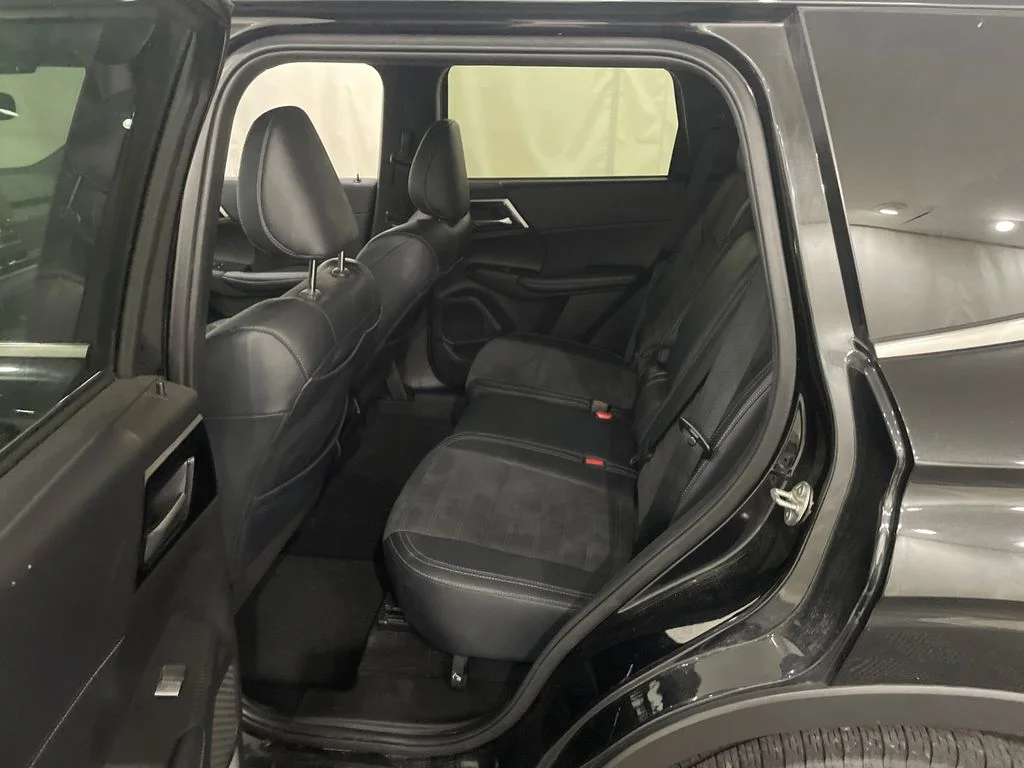Used 2024 Black Diamond Mitsubishi SE Black Edition image 29