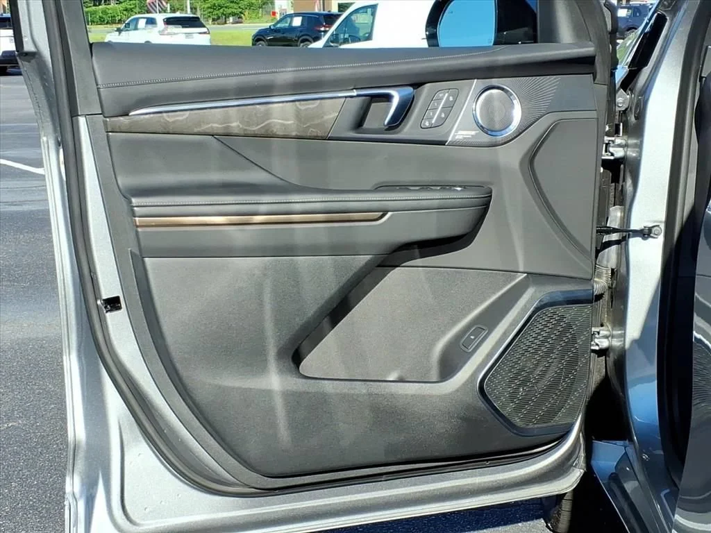 Used 2025 Moonstone Gray Metallic Buick Avenir image 5