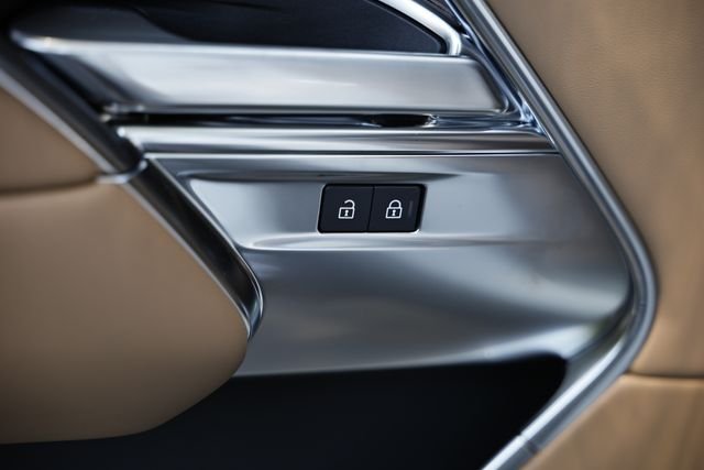 New 2026 Fuji White Land Rover SE 7 Seats image 34
