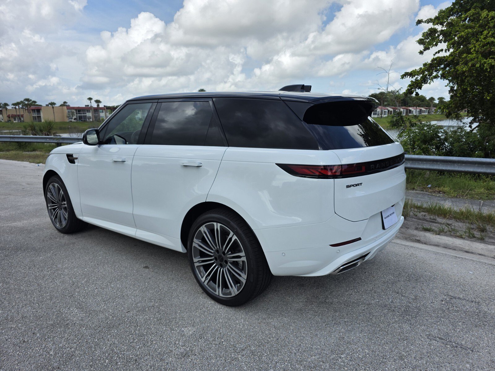 New 2026 Fuji White Land Rover P400 Dynamic SE image 2
