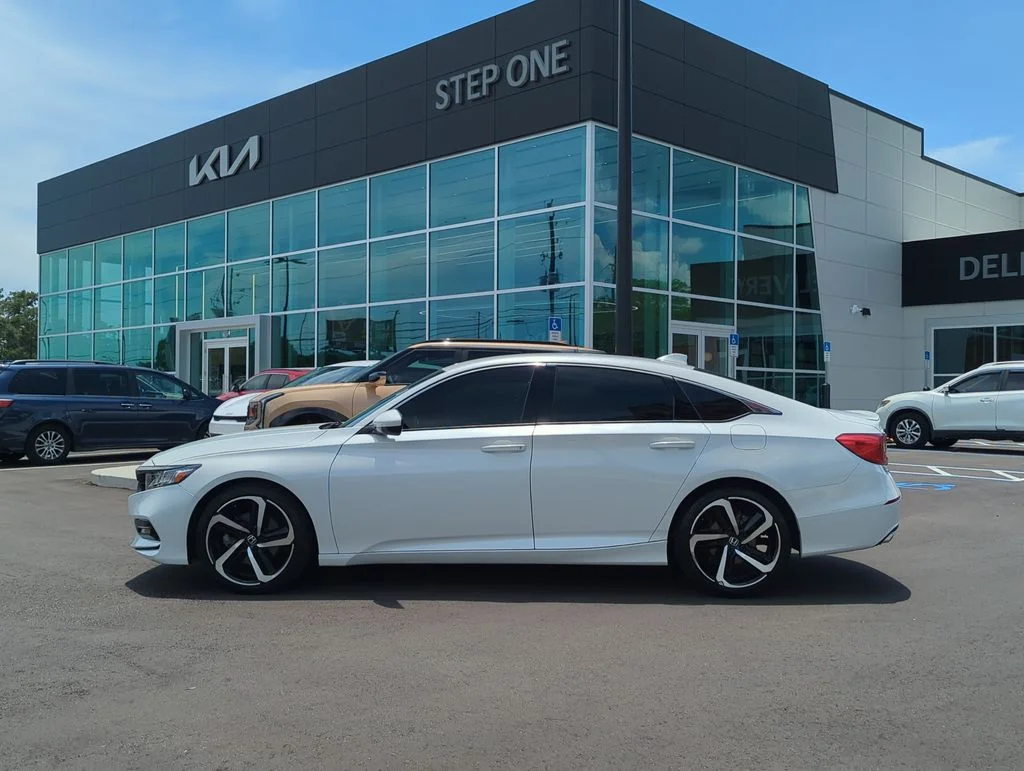 Used 2018  Honda Sport image 4