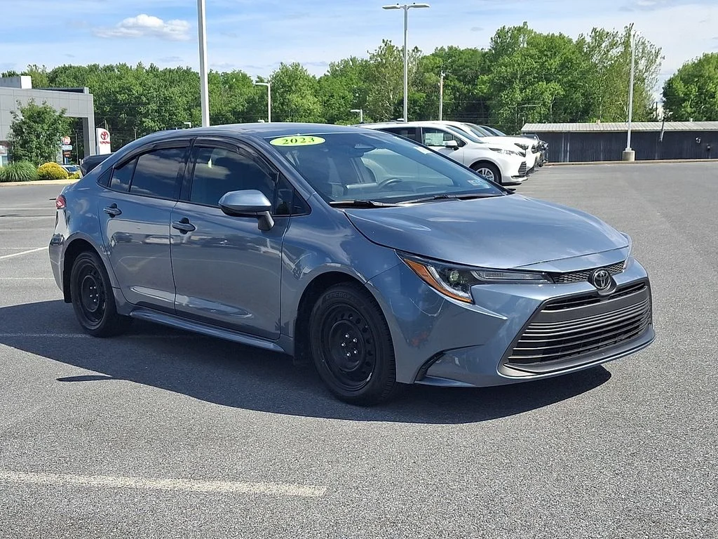 Used 2023  Toyota LE image 3