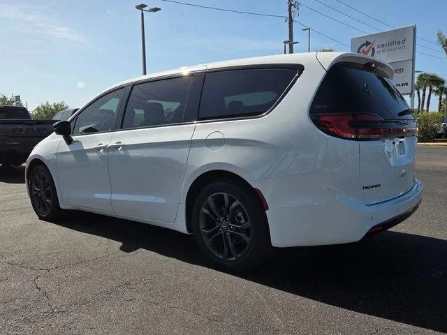 New 2026 Bright White Clear-Coat Exterior Paint Chrysler Select image 5