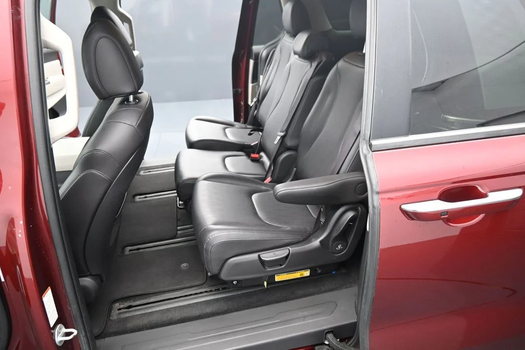 Used 2024 Red Kia LX image 16