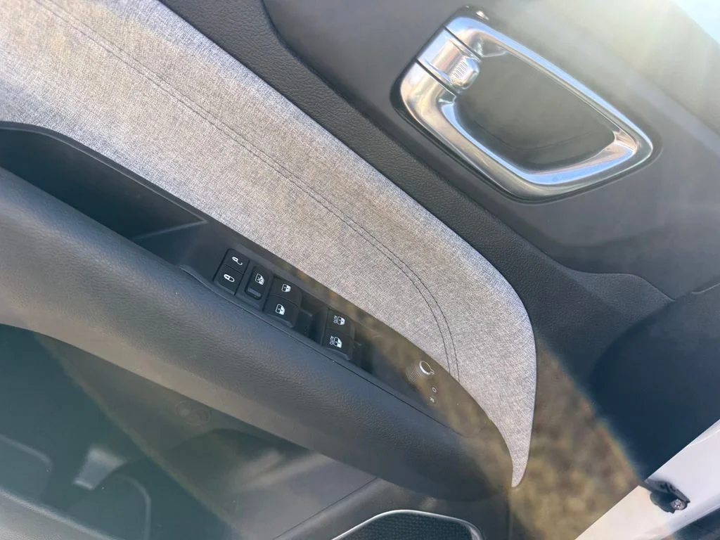 Used 2024 White Jeep Latitude image 6