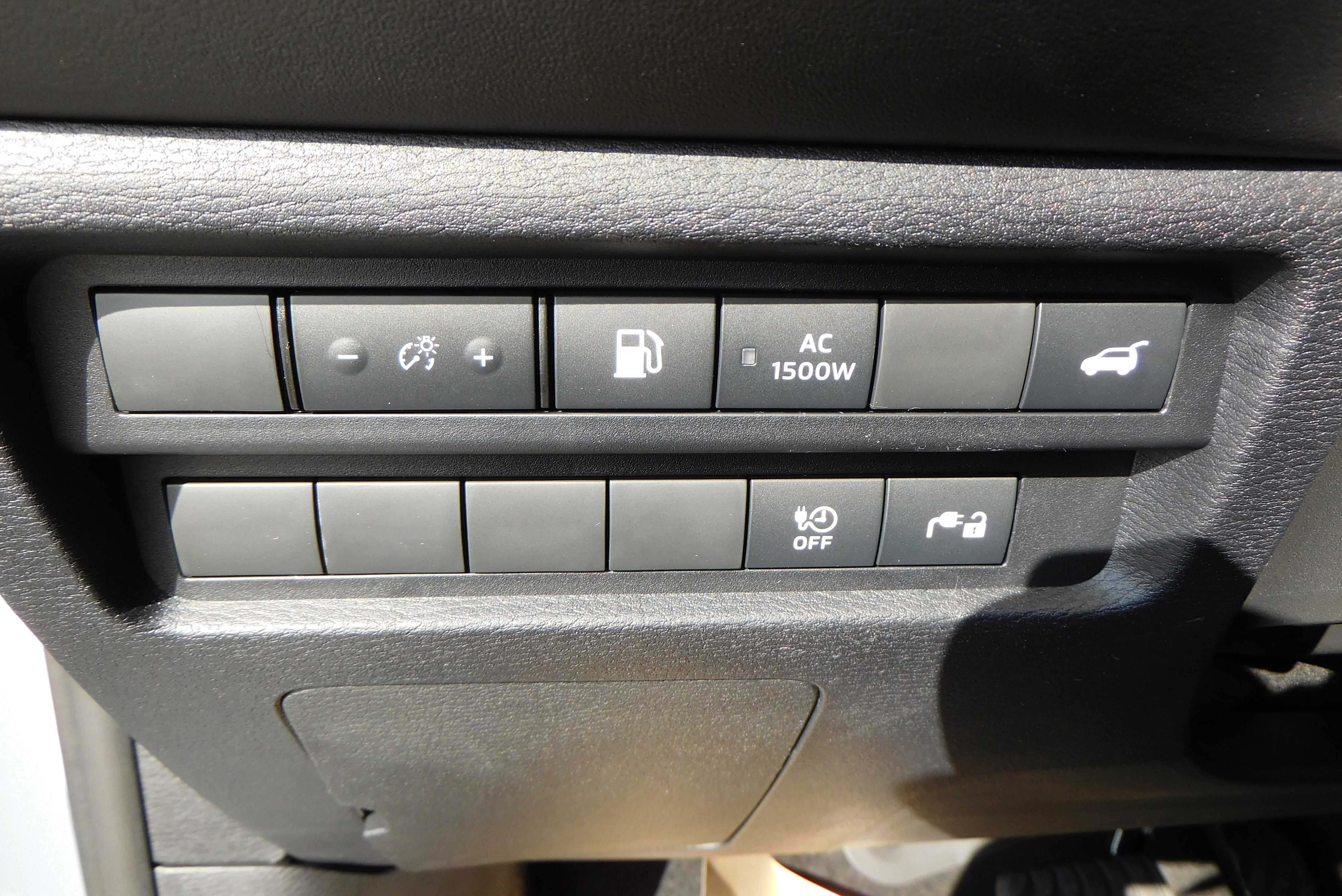 Used 2025 WHITE DIMD Mitsubishi SEL Platinum Edition image 18
