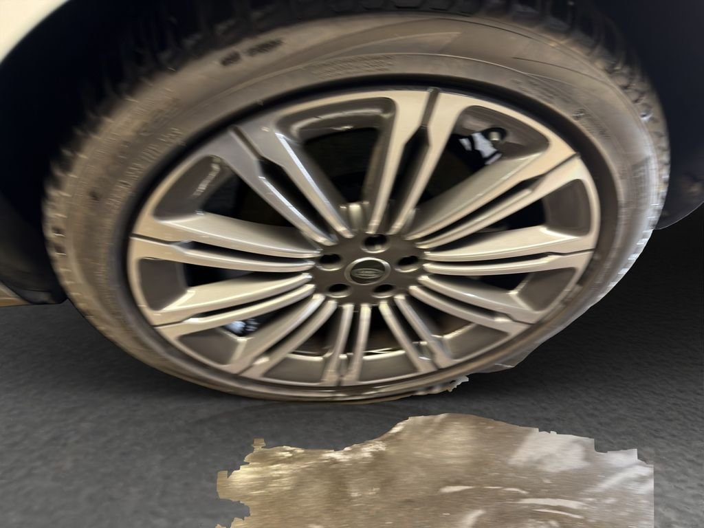 Used 2023 White Land Rover SE image 18