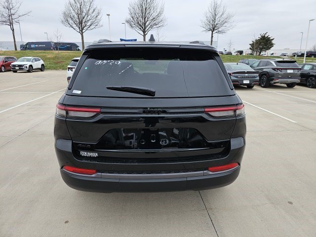 New 2026 Diamond Black Crystal Pearlcoat Jeep Laredo Altitude image 4