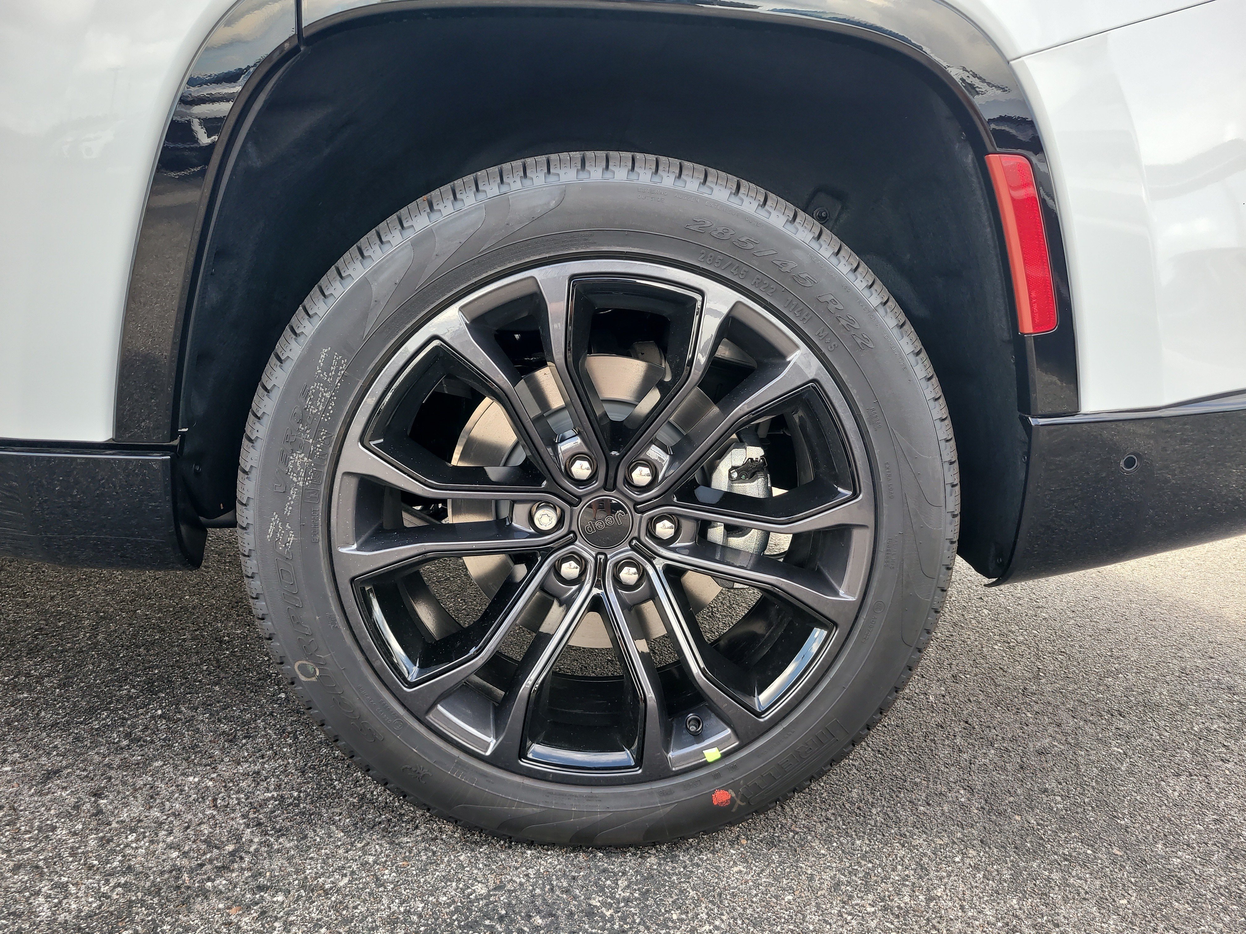 New 2026 Bright White Clear-Coat Exterior Paint Jeep Summit Reserve image 9