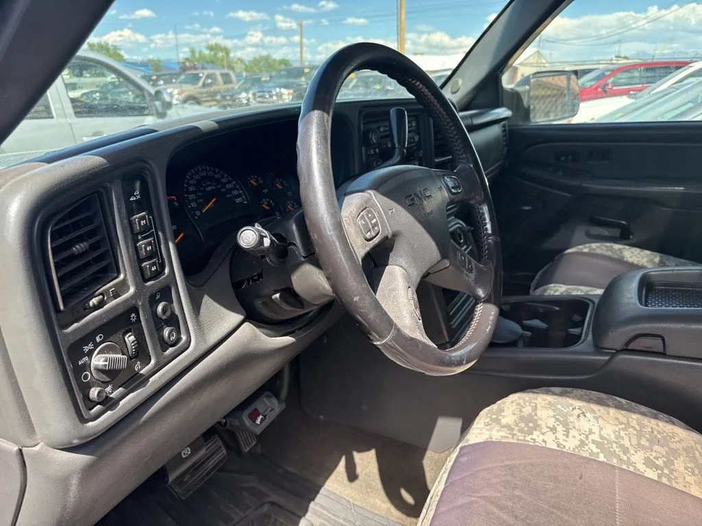 Used 2005 Special Paint GMC SLT image 34
