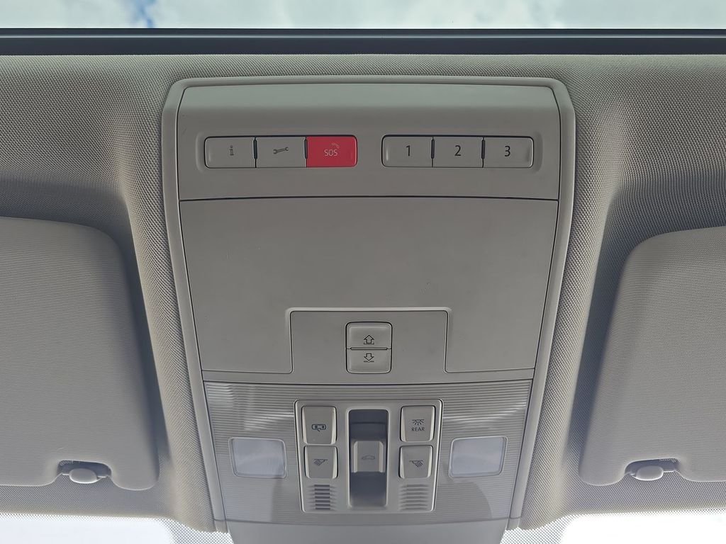 Used 2019 White Volkswagen 3.6L V6 SE image 36
