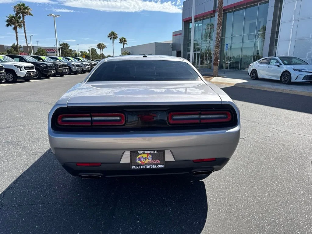 Used 2017 Silver Dodge SXT image 6
