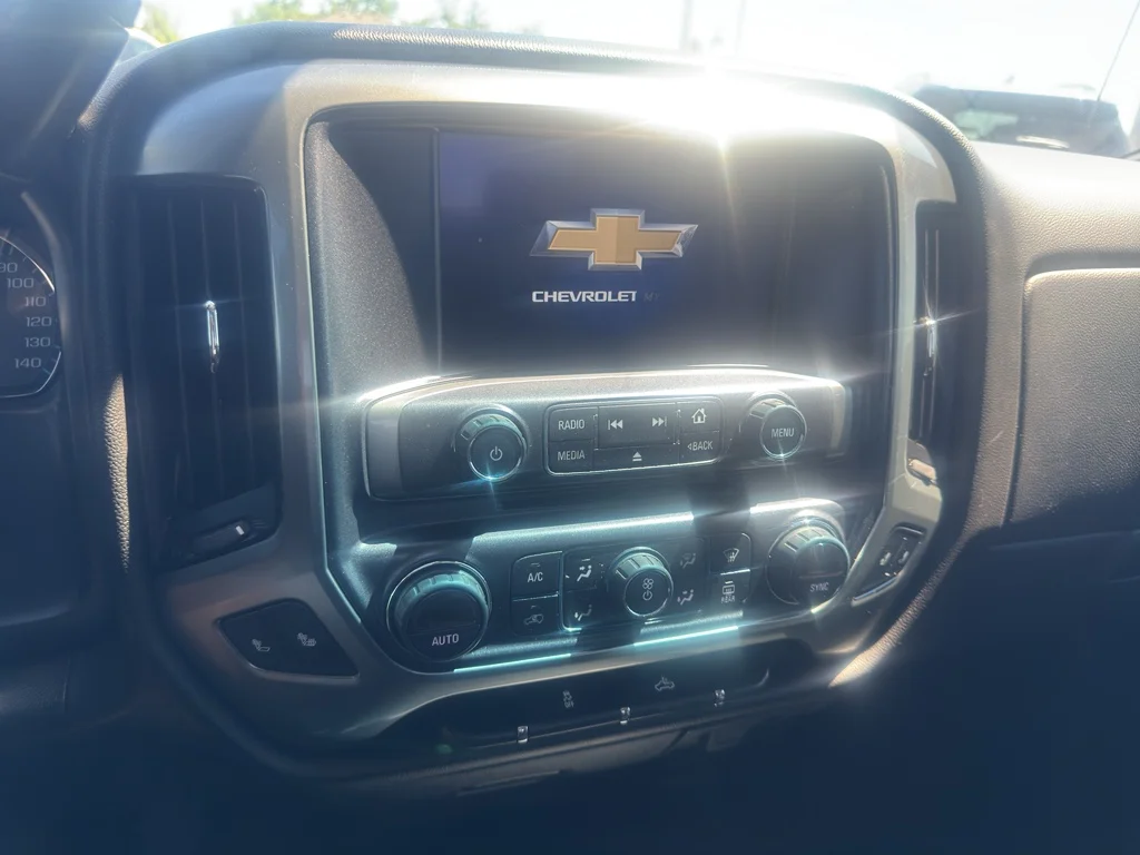 Used 2018 SUMMIT WHITE Chevrolet LT image 21