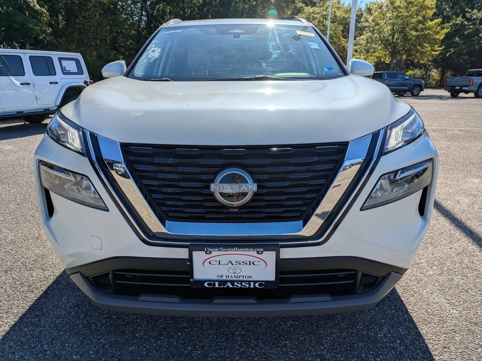 Used 2023 Pearl White Tricoat Nissan SV image 9