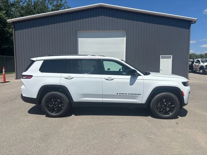 New 2026 Bright White Clear-Coat Exterior Paint Jeep Altitude image 2