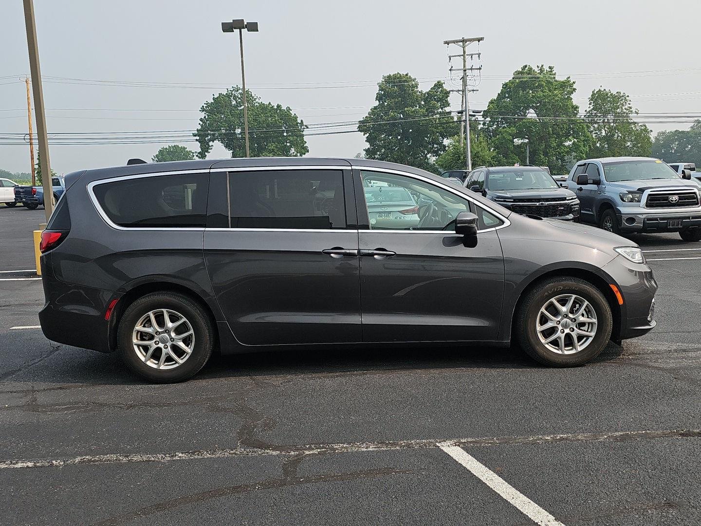 Used 2023 Granite Crystal Metallic Clearcoat Chrysler Touring L image 4