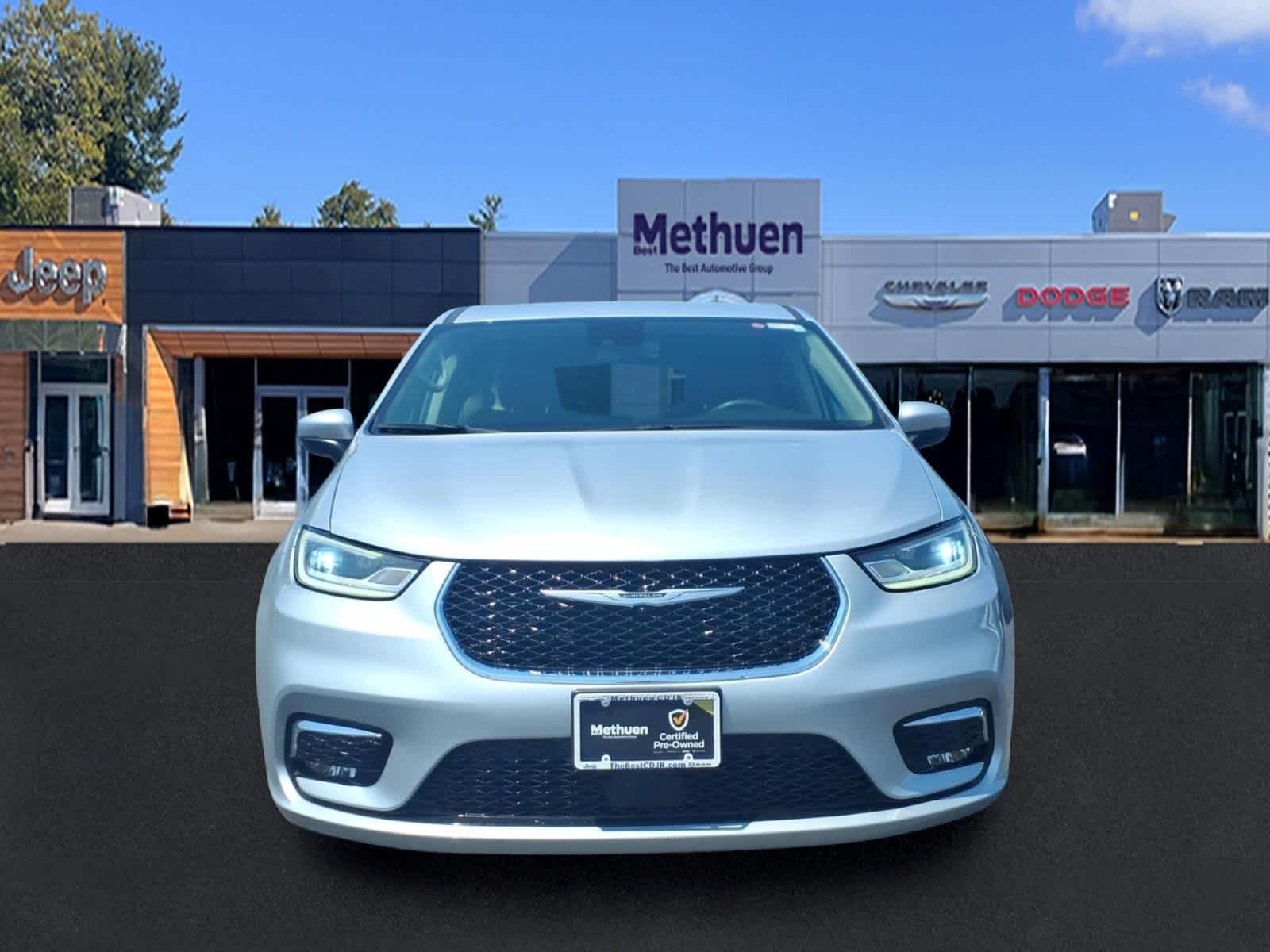 Used 2023 Silver Mist Clearcoat Chrysler Touring L image 10