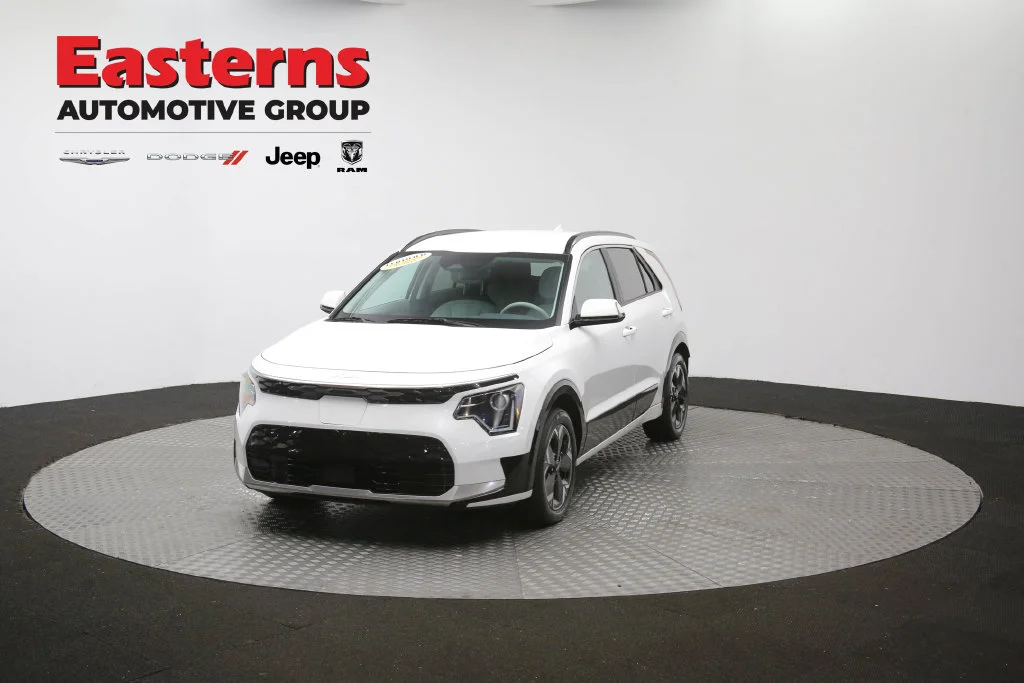 Used 2023 White Kia Wind image 49