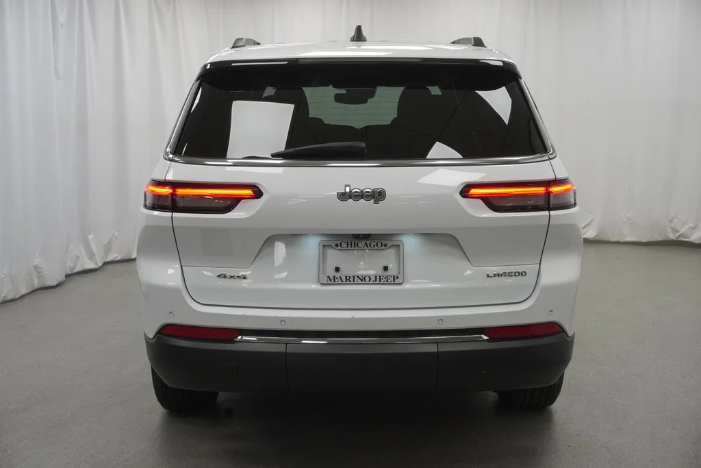 Used 2023 White/off-white Jeep Laredo image 11