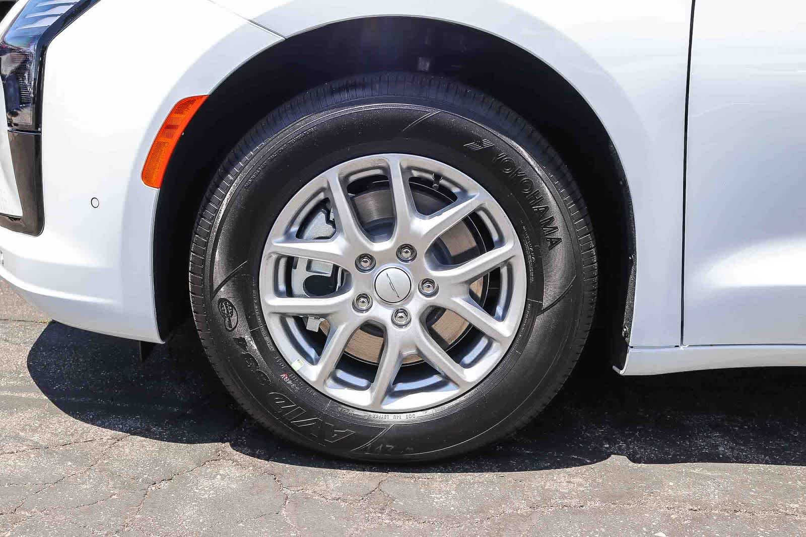 New 2027 Bright White Clear-Coat Exterior Paint Chrysler Select image 10