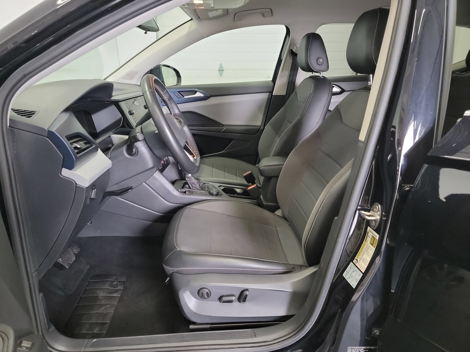 Used 2022 Deep Black Pearl Volkswagen SE image 11