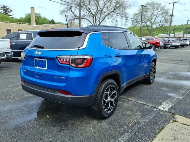 Used 2024  Jeep Limited image 5