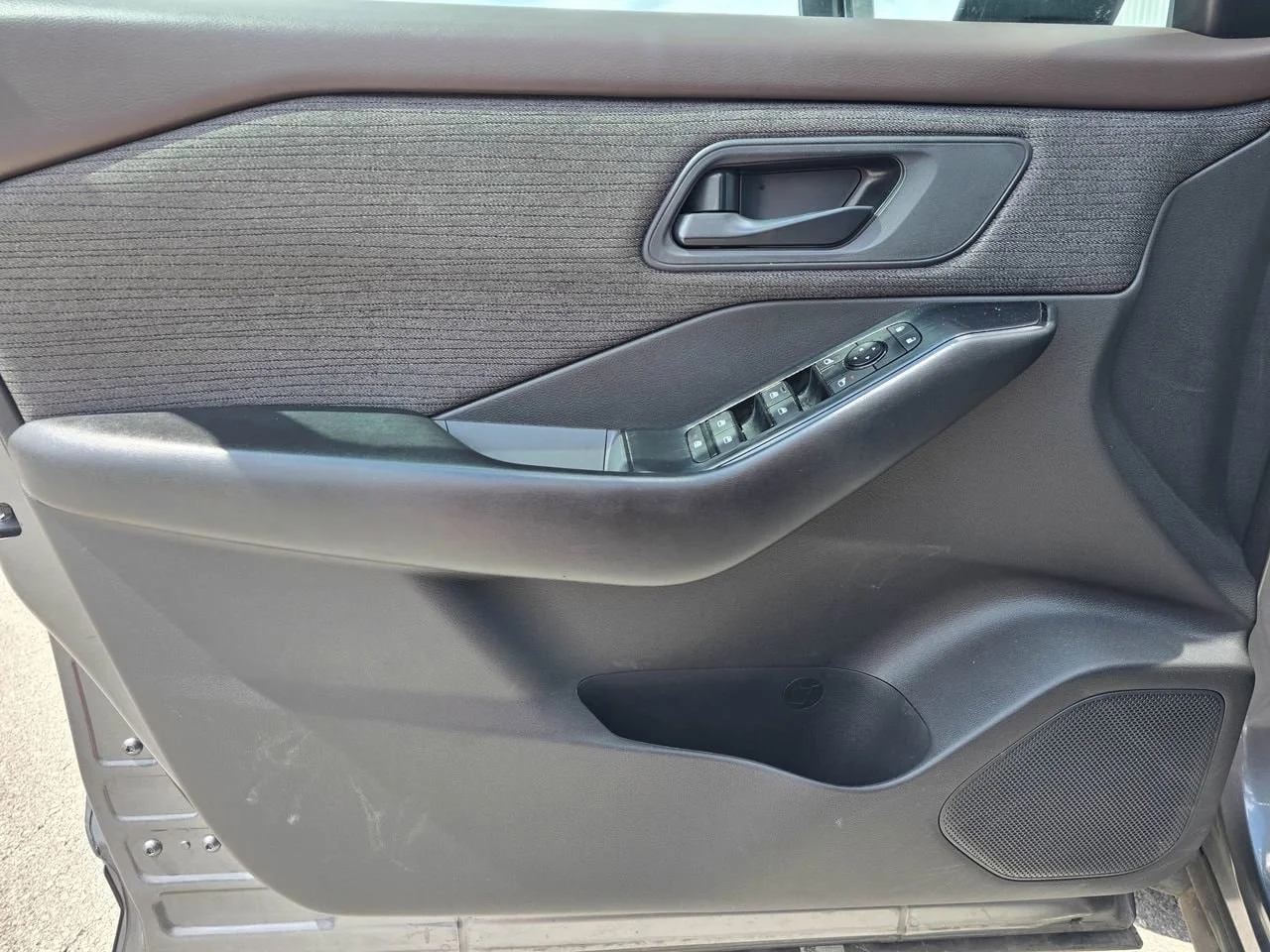 Used 2023  Nissan S image 7