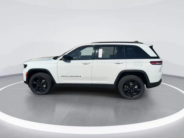 Used 2022 White Jeep Altitude image 4