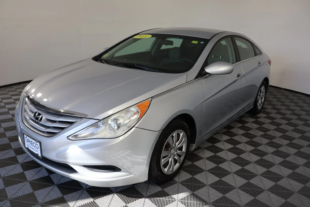 Used 2011 Radiant Silver Metallic Hyundai GLS image 4