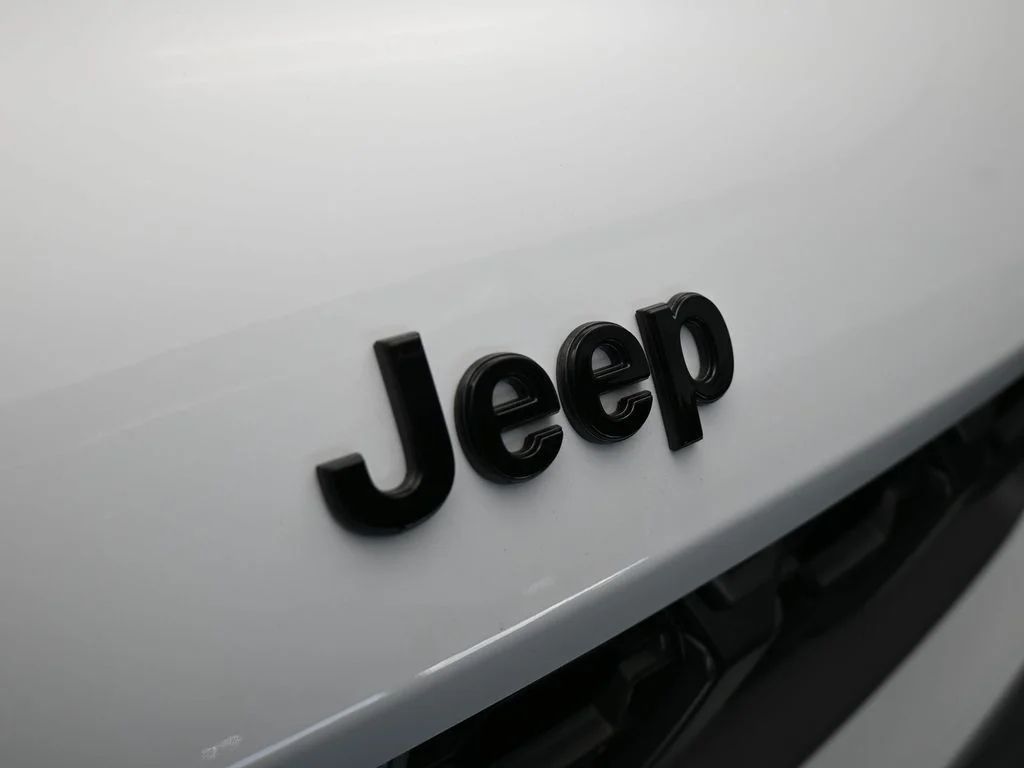 New 2026 Bright White Clear-Coat Exterior Paint Jeep Laredo image 44