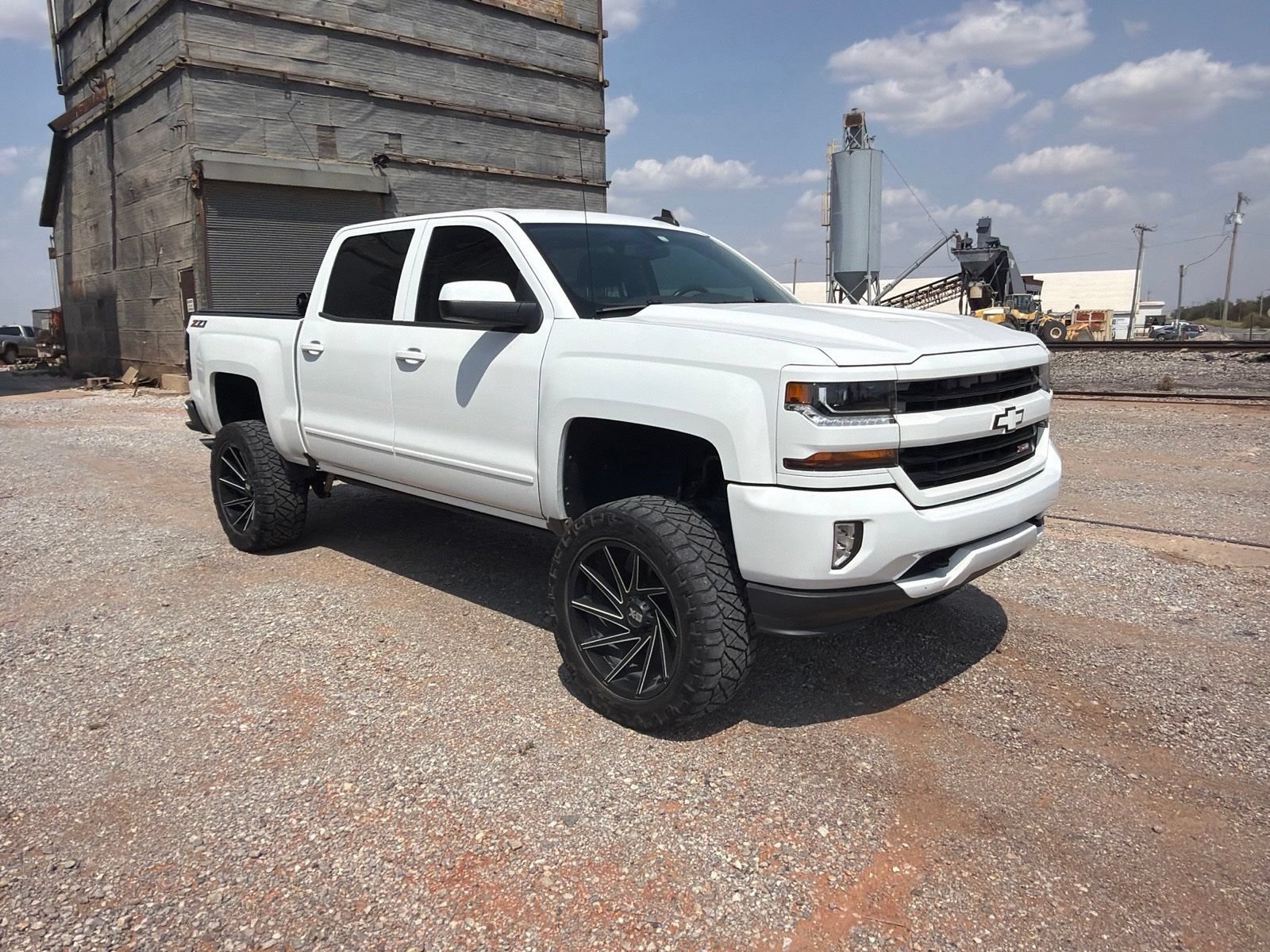 Used 2017 SUMMIT WHITE Chevrolet LT image 2