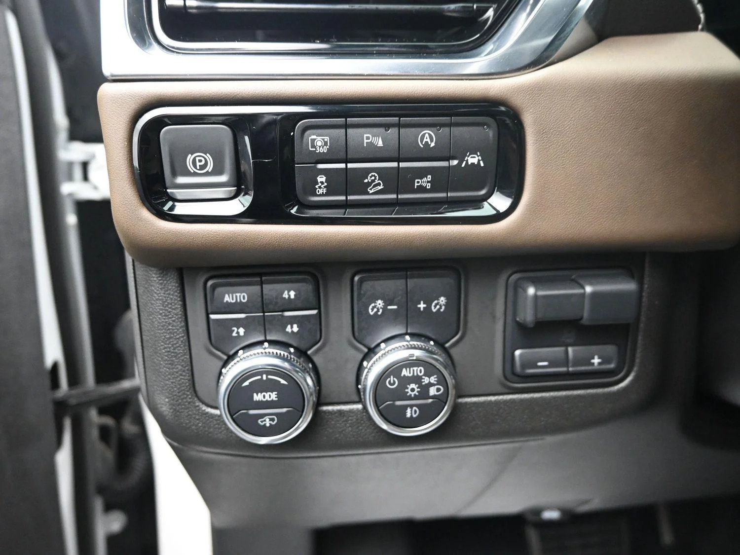 Used 2025 White Frost Tricoat GMC Denali Ultimate image 27