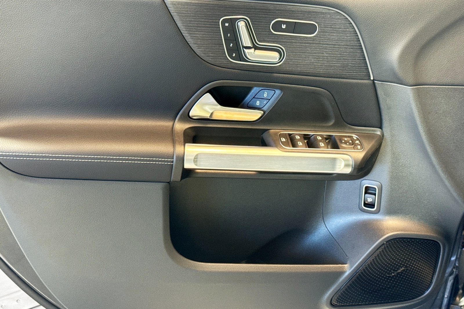 New 2026 Mountain Grey Metallic Mercedes-Benz GLB 250 image 18
