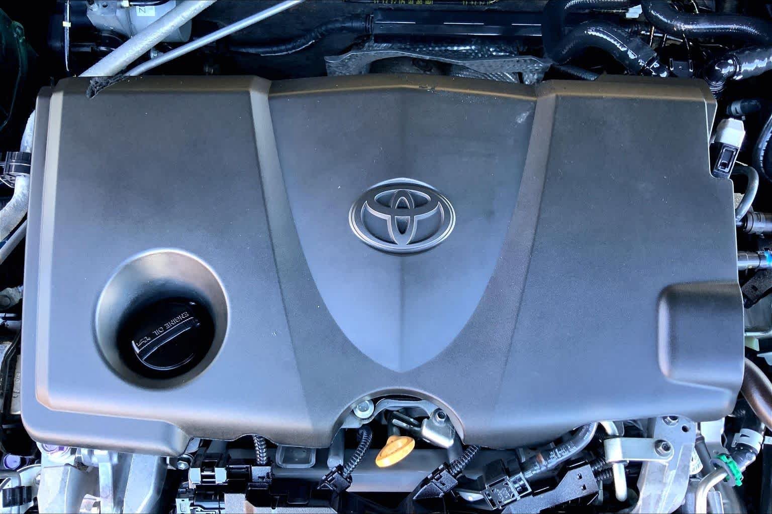Used 2018 Galactic Aqua Mica Toyota SE image 32