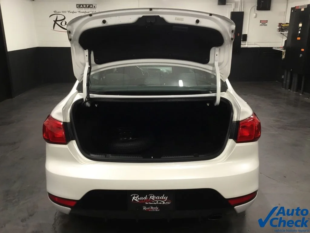 Used 2015 White Kia EX image 12